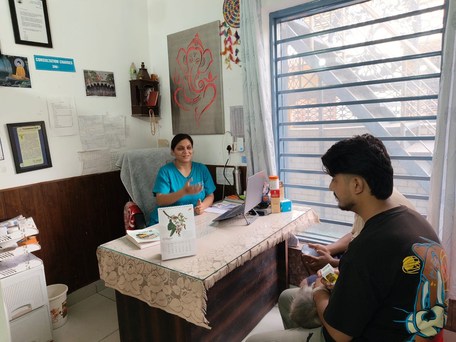Dr. Anjali Negi explaining treatment to a pet parent
